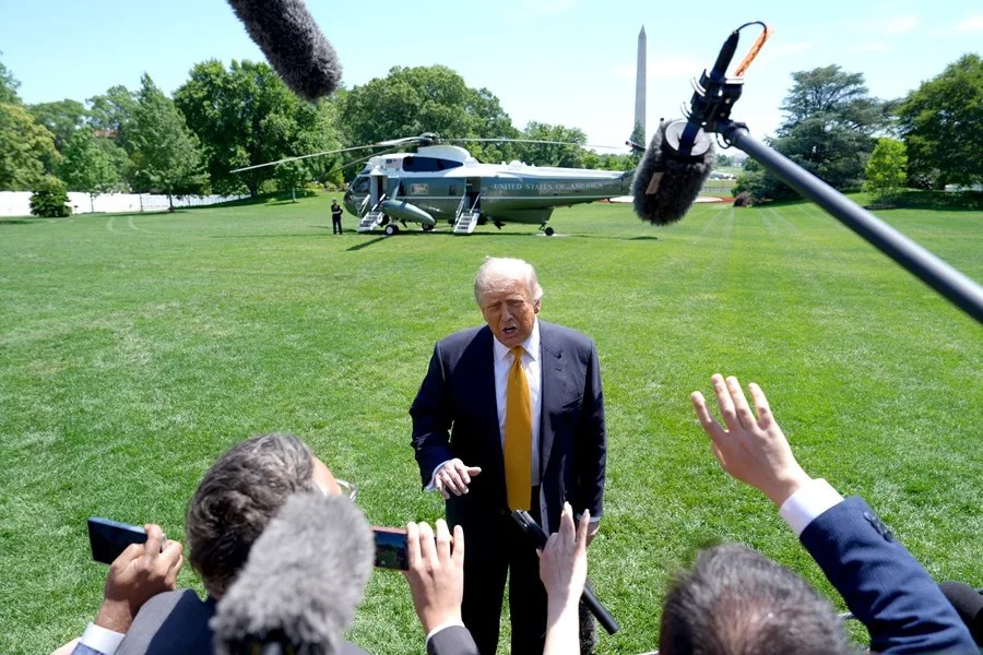 El presidente estadounidense Donald Trump habla con la prensa antes de partir de la Casa Blanca rumbo a China