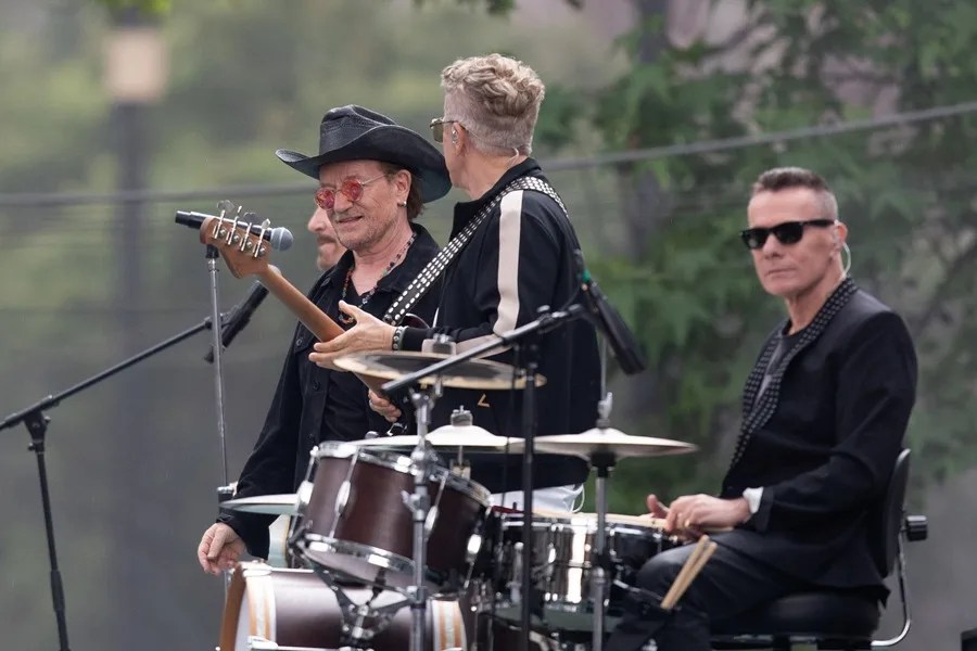 Desde la izquierda, los integrantes de la banda de rock irlandesa U2 The Edge, Bono, Adam Clayton y Larry Mullen Jr participan en la grabación de un video en Ciudad de México (México).