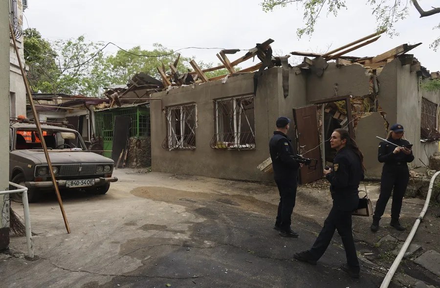 Policías ucranianos trabajan en el lugar del ataque ruso contra una zona residencial en Odesa