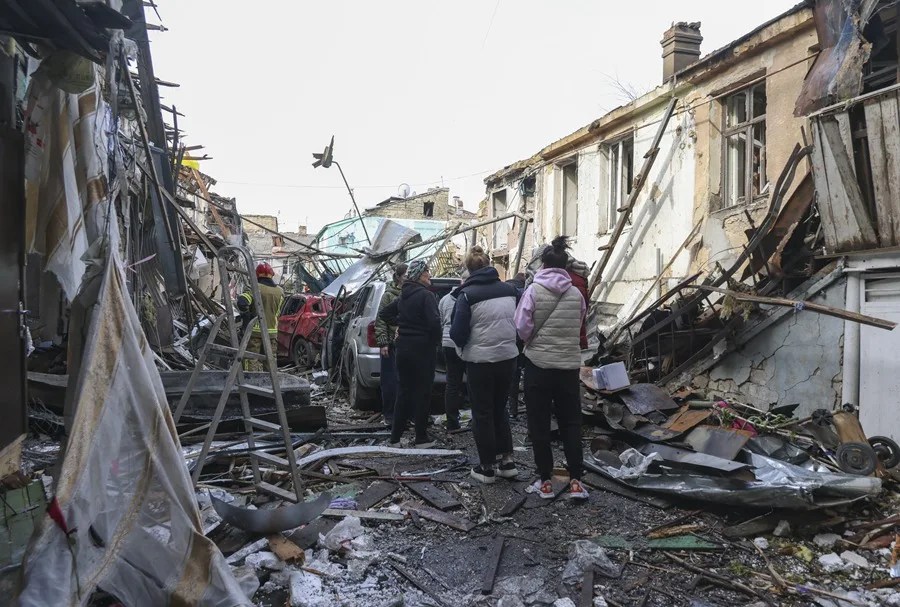 Residentes locales reaccionan en el lugar del ataque ruso contra una zona residencial en Odesa