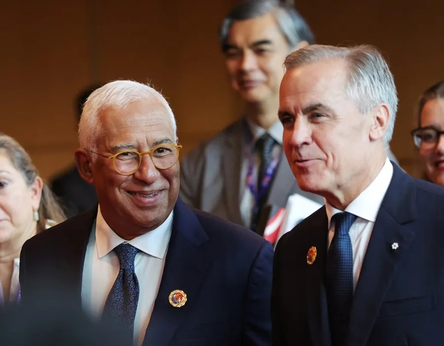 El presidente del Consejo Europeo, Antonio Costa (izquierda), y el primer ministro de Canadá, Mark Carney