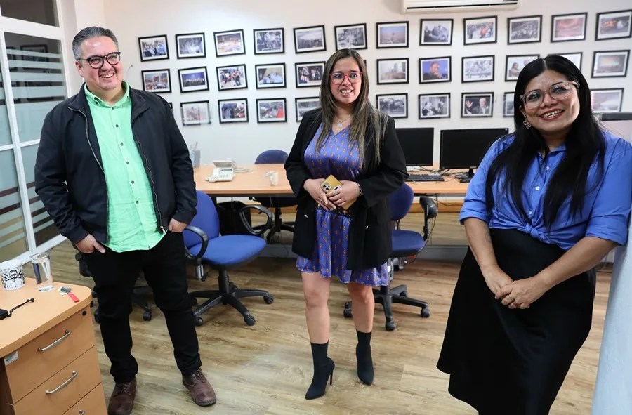 Los reporteros del diario El Universal, Silber Meza (i), Daniela Guazo(c) y Miriam Ramírez (d) posan durante una entrevista con la Agencia EFE