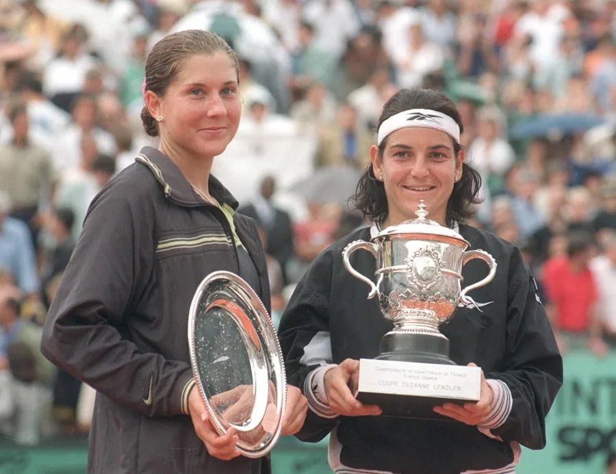 Mónica Seles (i) y Arancha Sánchez Vicario (d) con sus respectivos trofeos en la final de Roland Garros