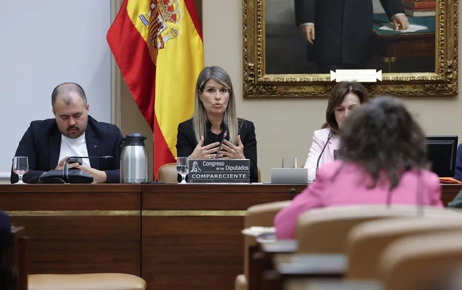 La periodista Maribel Vilaplana (2i) comparece este martes ante la comisión de la dana en el Congreso.
