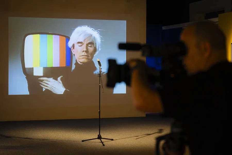 Proyección del rostro de Warhol