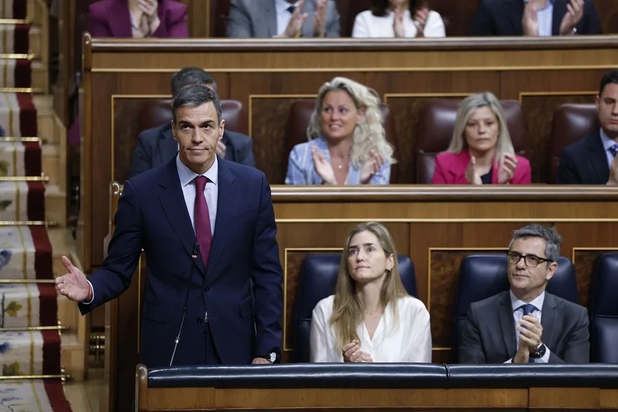 El presidente del Gobierno, Pedro Sánchez (i) durante su intervención este miércoles en el pleno del Congreso