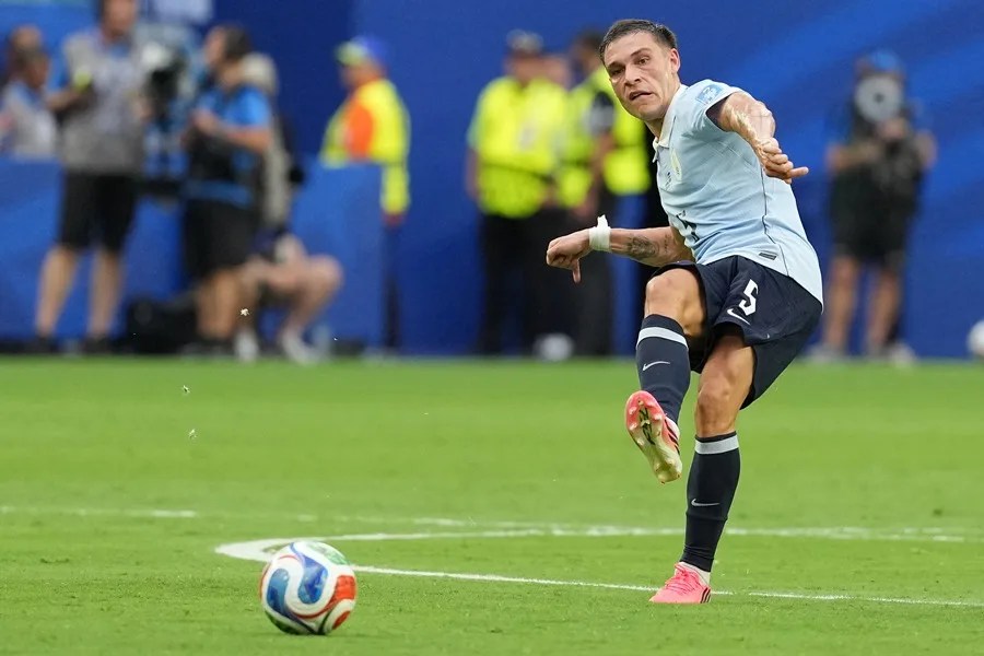 Manuel Ugarte sufrió una rotura de ligamentos cruzados en la rodilla izquierda durante la derrota de Uruguay ante España.