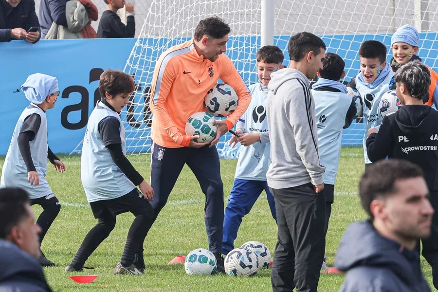 La selección de Uruguay se despide arropada por cientos de niños