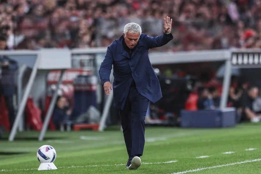 El Benfica informa de que el Real Madrid pagará 15 millones por Mourinho