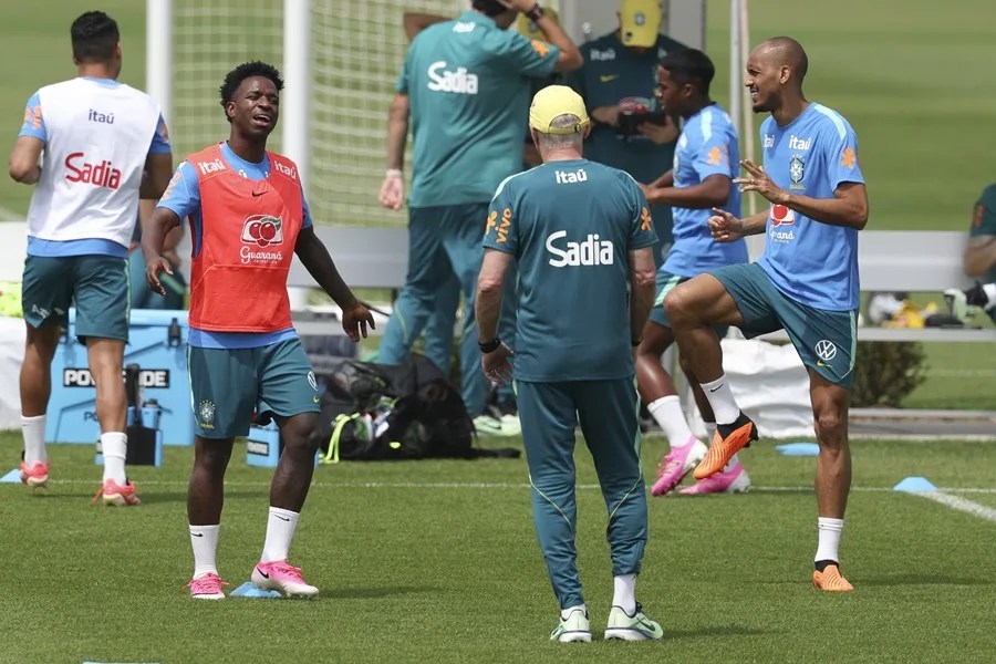 Brasil se ejercita entre bromas y juegos; Neymar continúa en el gimnasio