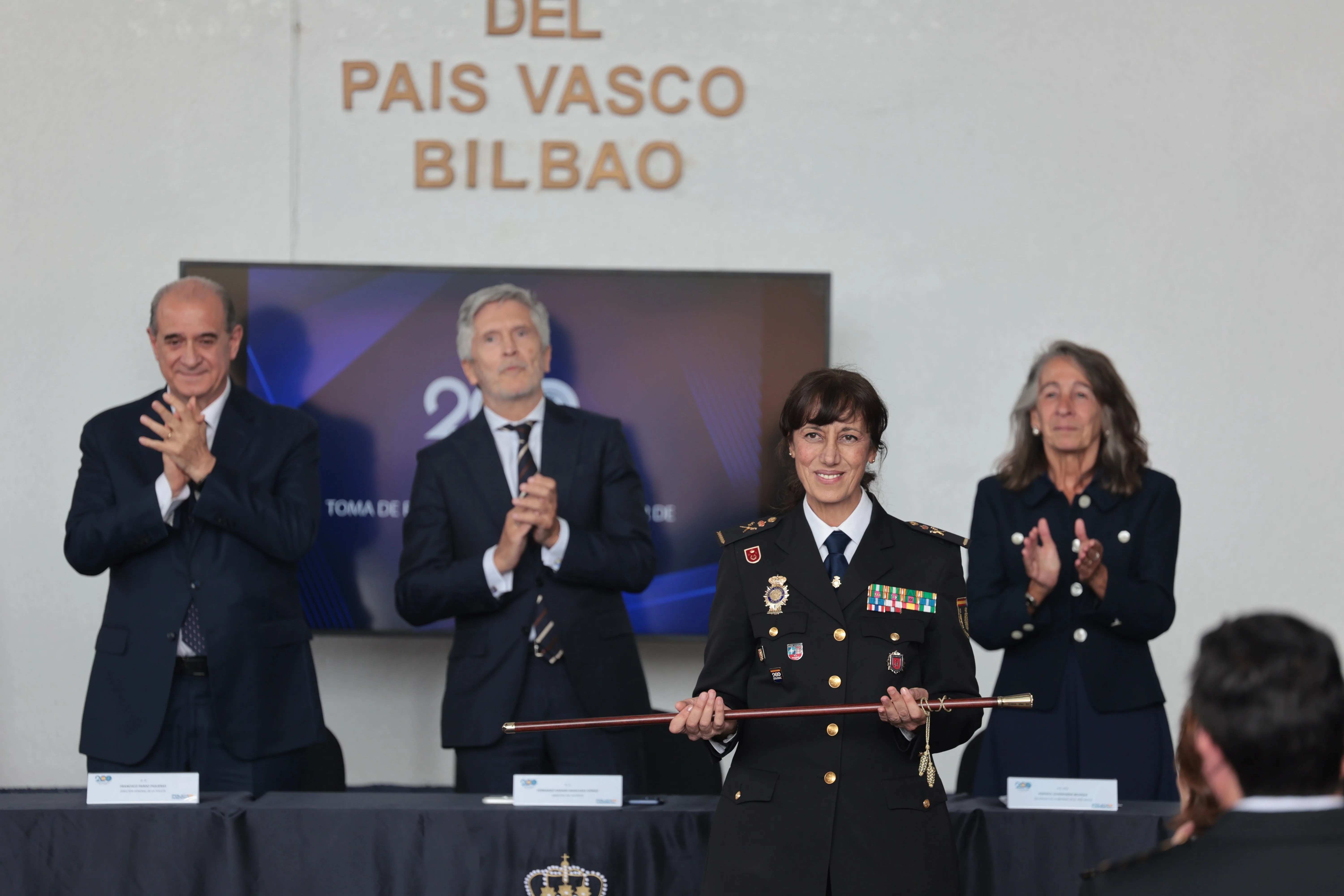 El ministro del Interior, Fernando Grande-Marlaska (c), aplaude en Basauri (Bizkaia) la toma de posesión de la comisaria principal María Teresa Herráez García (2d) como jefa superior de Policía del País Vasco. EFE/Luis Tejido