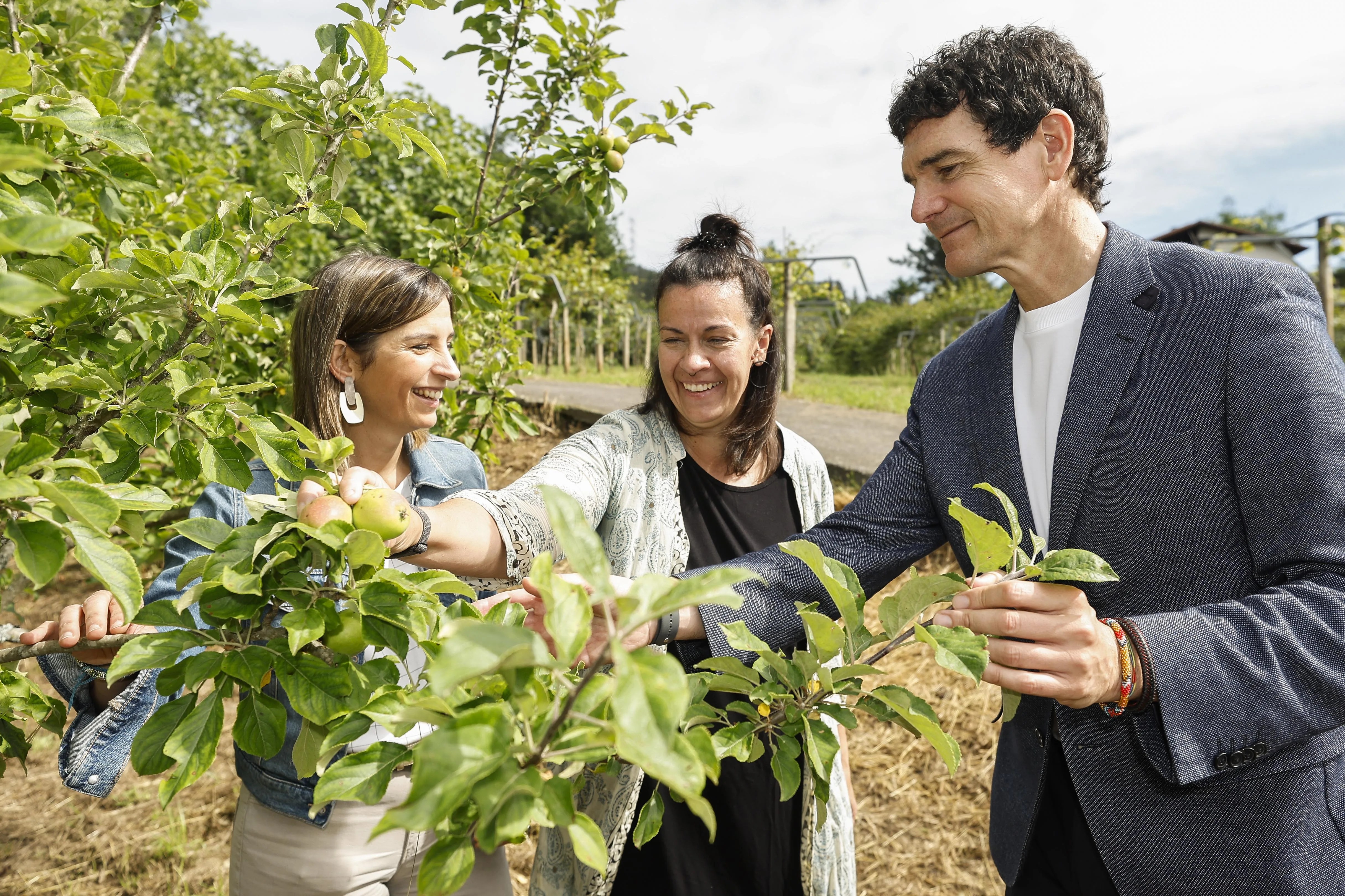 El presidente de BBK, Unai Rementeria (d), y la responsable del área de Medio Ambiente de la entidad, Ainhoa Elortegi (i), durante la visita al caserío Uxarbeiti, en Igorre. EFE/ Miguel Toña