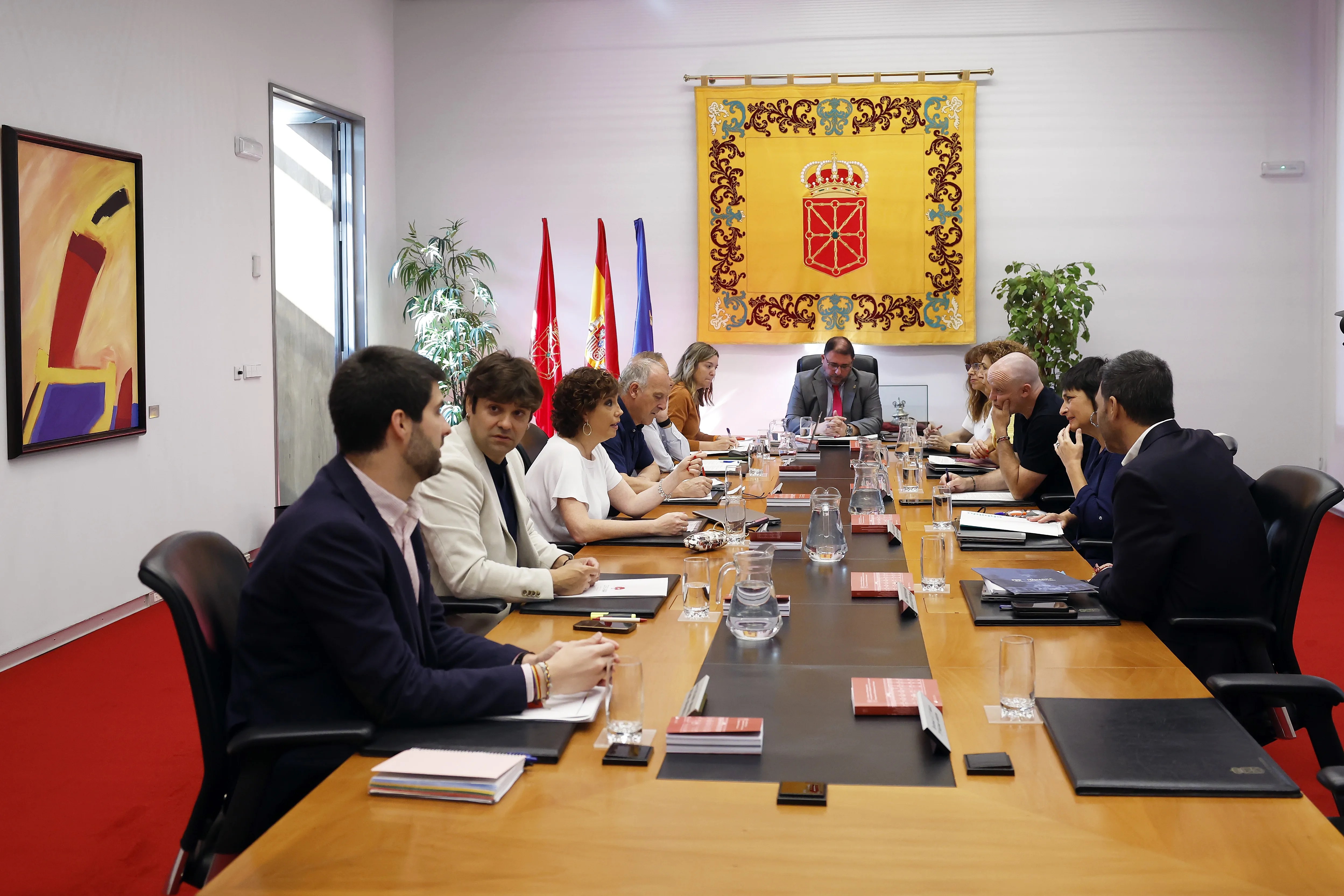 Imagen de la sesión semanal de la Mesa y la Junta de Portavoces del Parlamento de Navarra