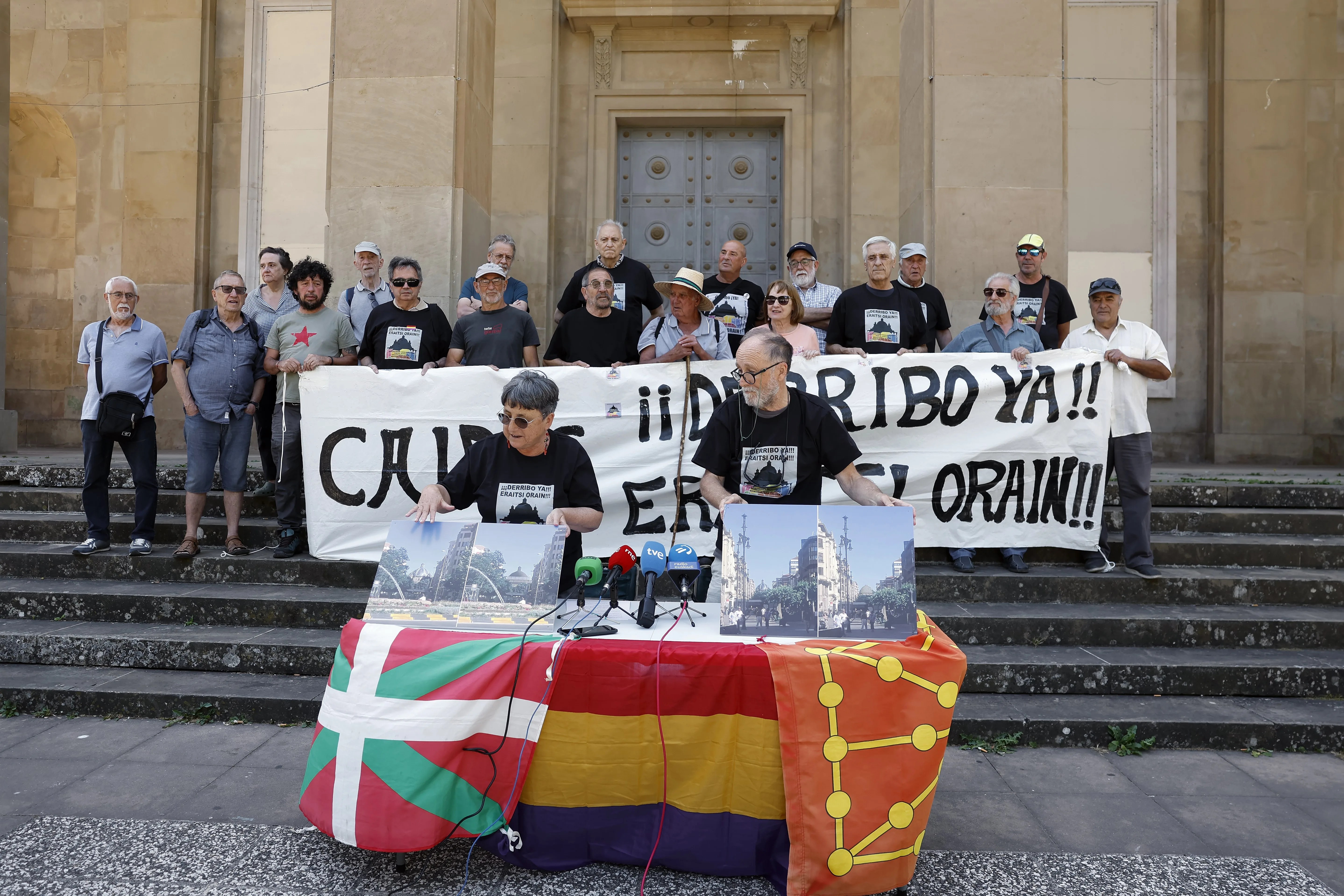 Imagen de la rueda de prensa de colectivos memorialistas contrarios a las propuestas para resignificar el Monumento a los Caídos
