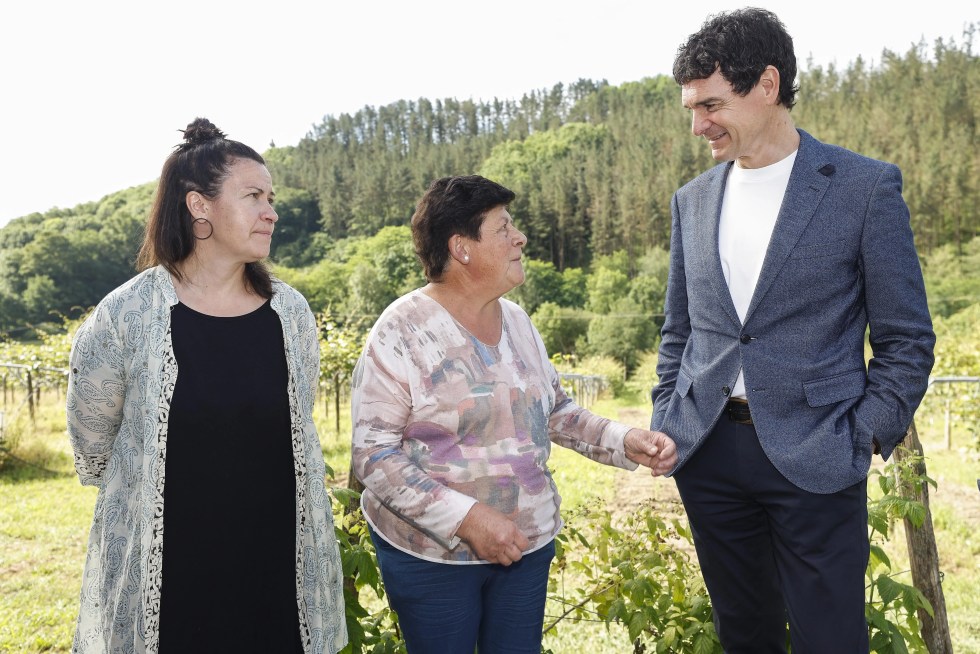 El presidente de BBK, Unai Rementeria,  junto a las responsables del caserío Uxarbeiti, Urtza Sarrionandia y Edurtzeta Atutxa. EFE/ Miguel Toña