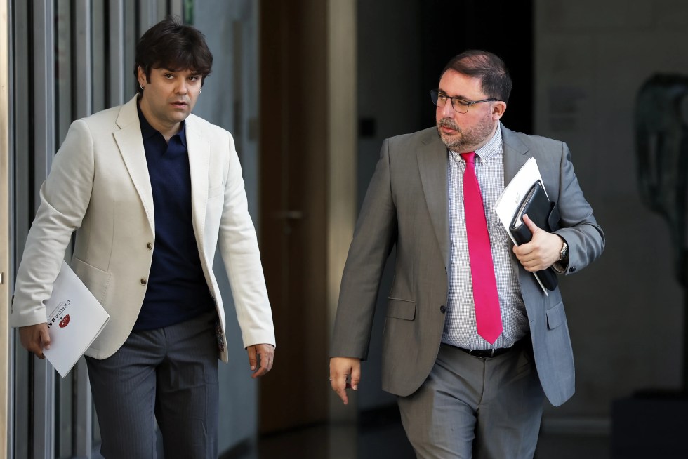 Representantes de Geroa Bai acuden a la reunión semanal de la Mesa y la Junta de Portavoces del Parlamento foral
