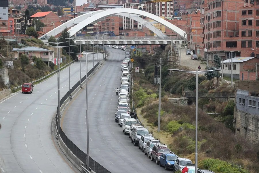 Personas abordo de vehículos hacen fila para comprar combustible este martes, en La Paz (Bolivia). EFE/Luis Gandarillas