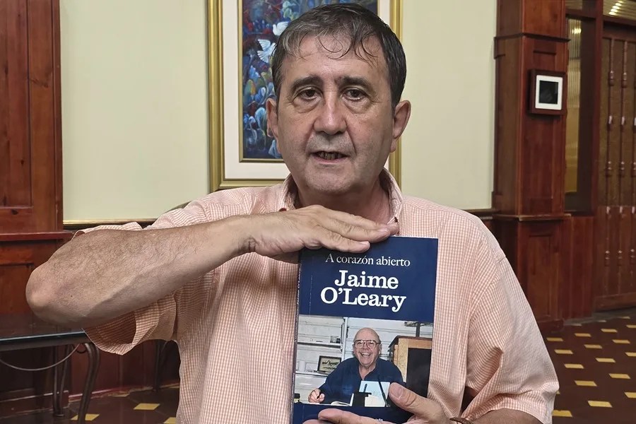 Fotografía del 2 junio de 2026 que muestra al escritor español Alejandro Fernández posando en una entrevista con EFE en San Pedro Sula (Honduras). EFE/ Germán Reyes