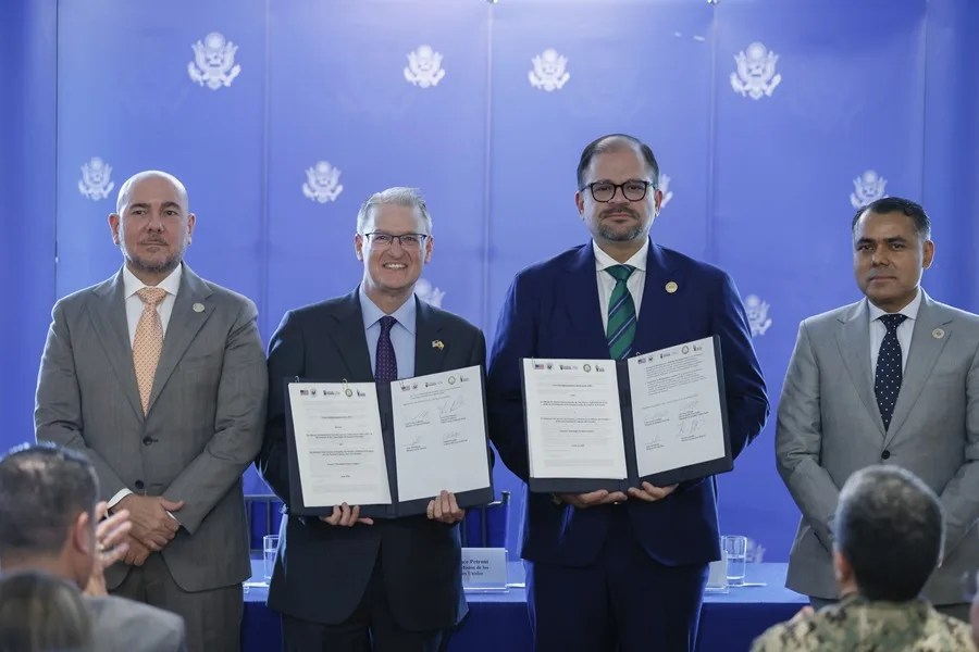 El ministro del Interior, John Reimberg (c-d); el jefe de misión de EE.UU. en Ecuador, Lawrence Petroni (c-i); y el ministro de Defensa, Gian Carlo Loffredo (i), posan durante la firma de la 'Estrategia Frontera Segura' este lunes, en Quito (Ecuador). EFE/ José Jácome