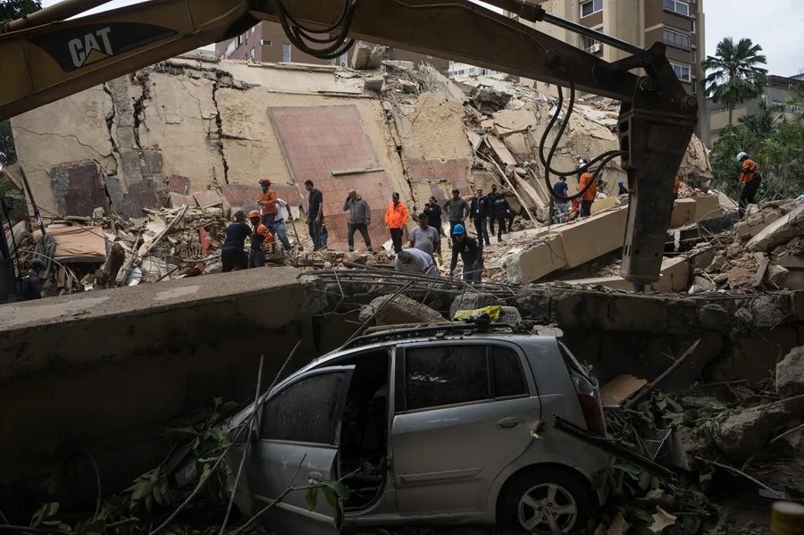 Voluntarios realizan labores de remoción de escombros y rescate este jueves, en el municipio Chacao en Caracas (Venezuela). EFE/ Boris Vergara