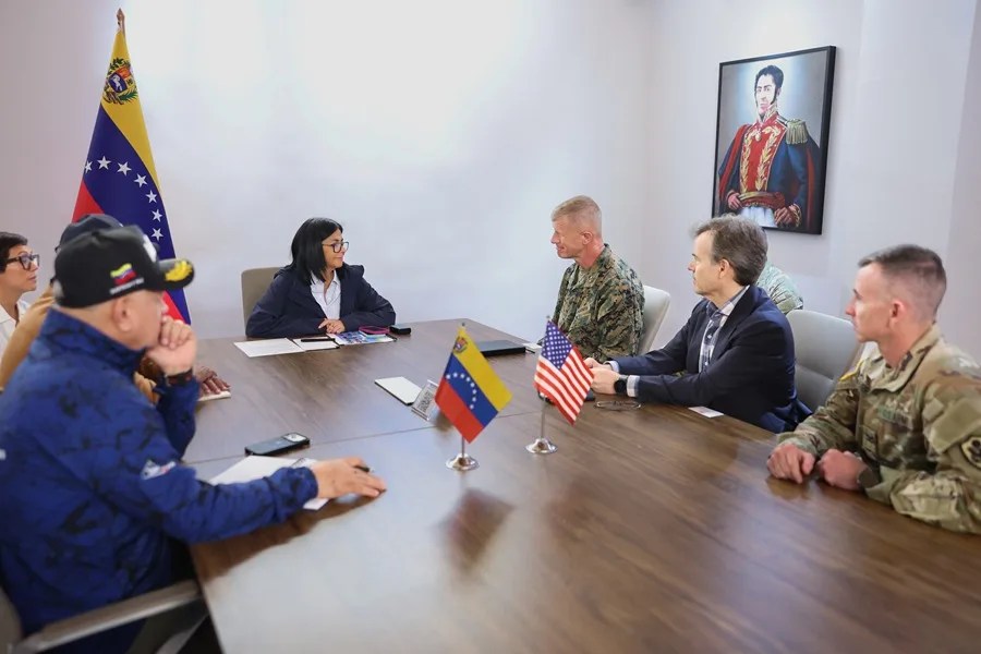 Fotografía difundida por el Palacio de Miraflores de la presidenta encargada de Venezuela, Delcy Rodríguez (c), junto al mayor general del Cuerpo de Marines de Estados Unidos Kevin J. Jarrard (3-i) y el encargado de negocios John M. Barrett (2-i) en Caracas (Venezuela). EFE/ Palacio de Miraflores