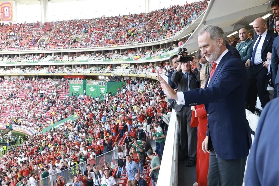 El rey Felipe VI de España saluda a aficionados este viernes, en el partido del Mundial de la FIFA 2026 entre Uruguay y España, en el estadio Akron en Guadalajara (México). EFE/ Casa de S.M. El Rey