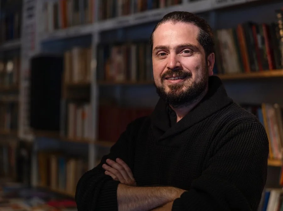 Fotografía del 29 de mayo de 2026 que muestra al escritor chileno Andrés Montero posando durante una entrevista con EFE en Sao Paulo (Brasil). EFE/ Isaac Fontana