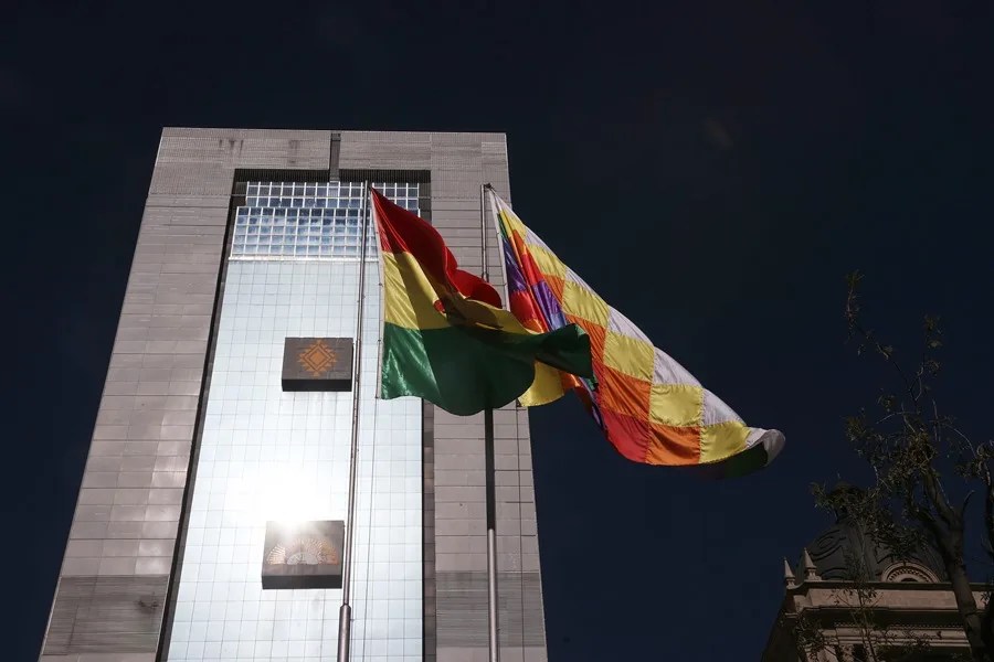 Fotografía que muestra una bandera de Bolivia y una bandera Wiphala frente a la Casa Grande del Pueblo este martes, en La Paz (Bolivia). EFE/ Luis Gandarillas