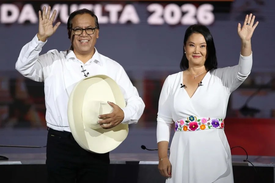 Fotografía del 31 de mayo de los candidatos a la Presidencia de Perú, la derechista Keiko Fujimori y el izquierdista Roberto Sánchez saludando durante un debate presidencial en Lima (Perú). EFE/ Paolo Aguilar