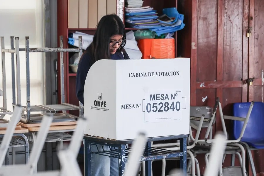 Una persona vota este domingo, durante la segunda vuelta de las elecciones presidenciales, en Lima (Perú). EFE/ Aldair Mejia
