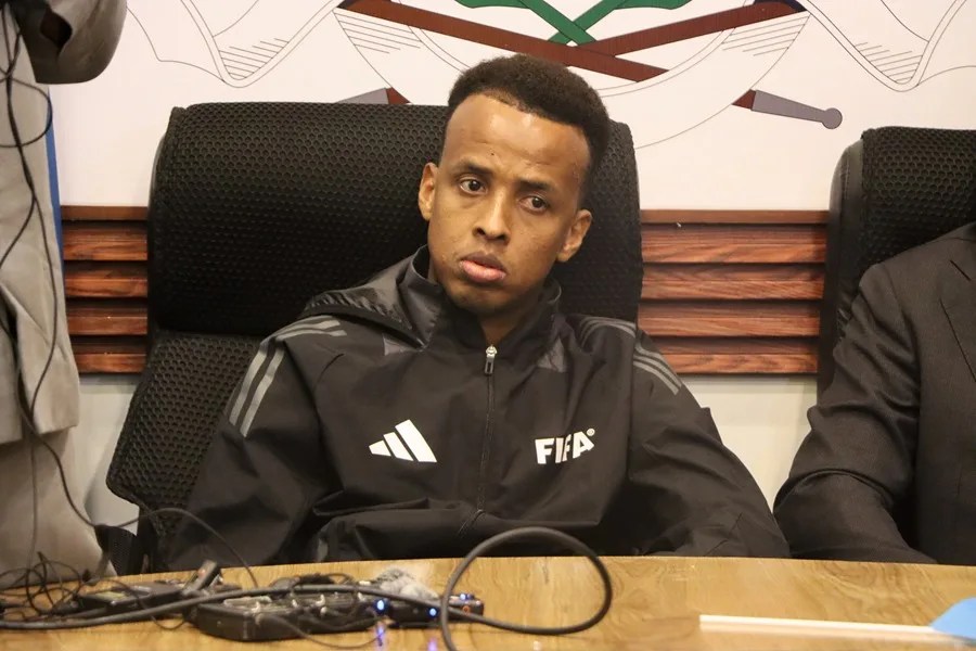 El árbitro de la FIFA, Omar Abdulkadir Artan, asiste a una rueda de prensa tras su llegada a Mogadiscio