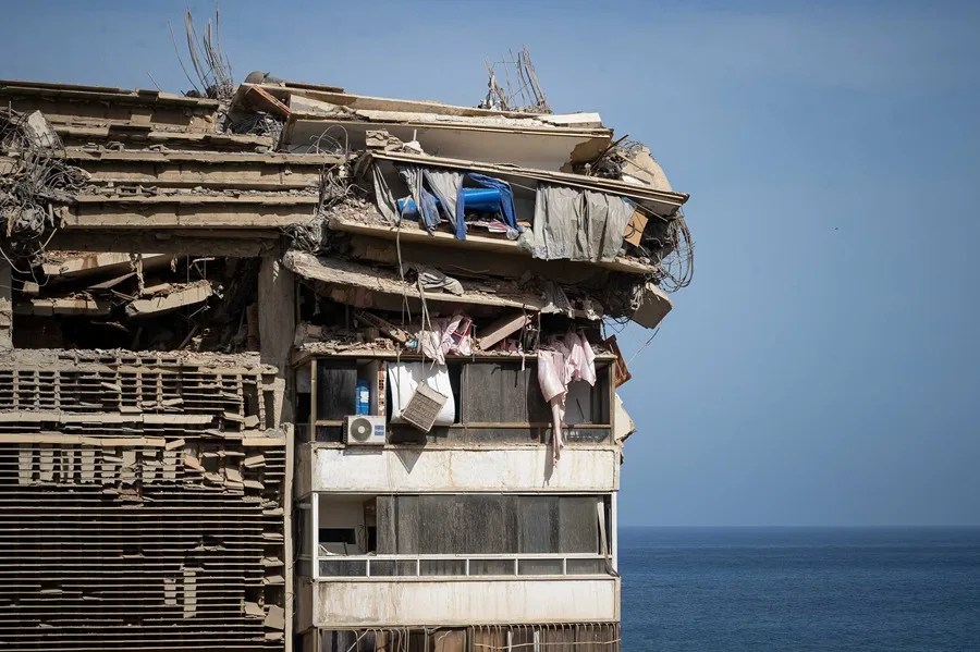 Fotografía que muestra un edificio afectado este jueves, en Catia La Mar (Venezuela).