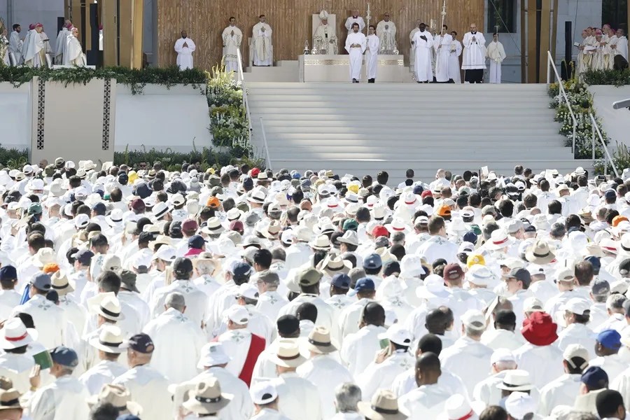 Vista general de los asistentes a la misa del Corpus Christi oficiada por el papa León XIV.