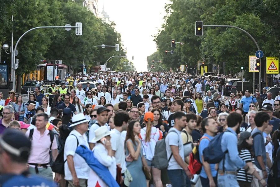 Se observa a una multitud esperando el inicio de la misa que se espera que el Papa León XIV presida en Madrid, España, el 7 de junio de 2026.