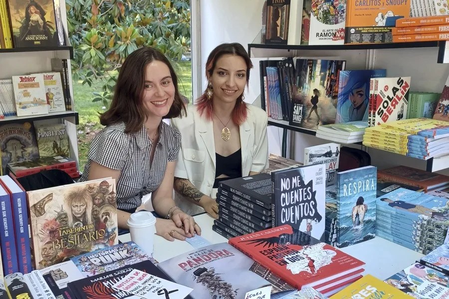 La escritora Áurea Muñoz (i) y la ilustradora Judit Crehuet, autoras del cómic 'Respira'.