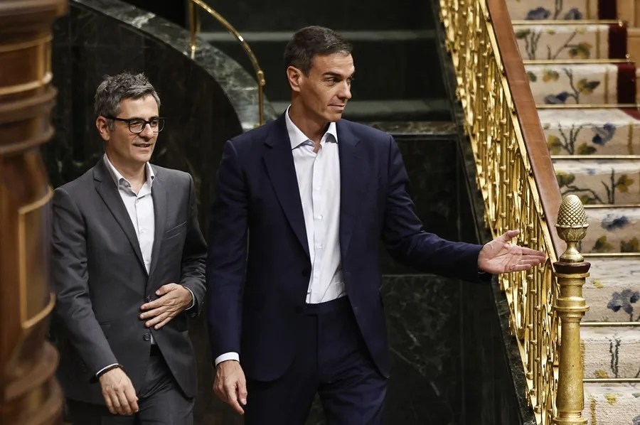 El presidente del Gobierno, Pedro Sánchez (c), y su ministro de Presidencia, Justicia y Relaciones con las Cortes, Félix Bolaños