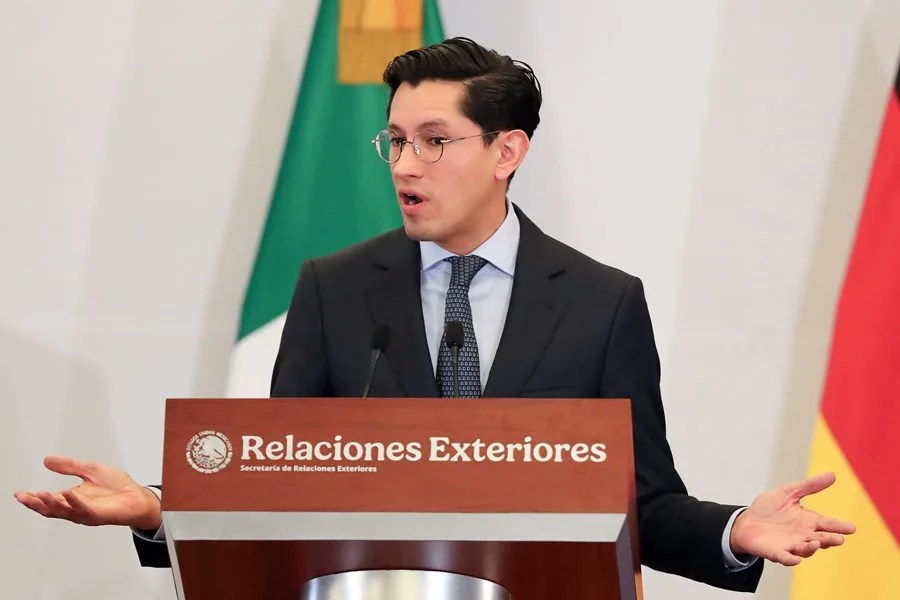 El canciller de México asegura que Ayuso y Álvarez son bienvenidas al país "de vacaciones"