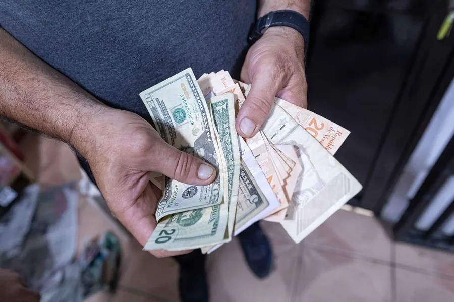 El precio del dólar en Venezuela supera los 600 bolívares en el mercado oficial