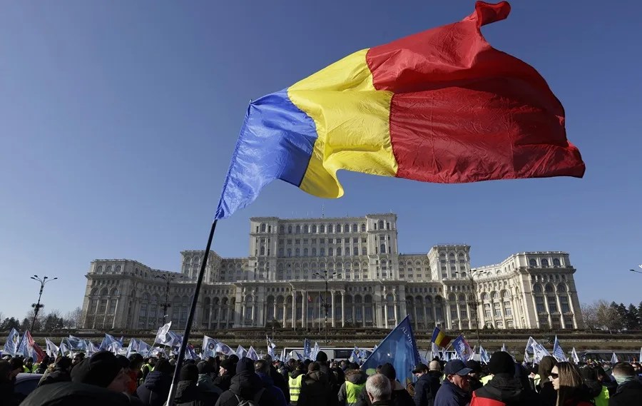 Fotografía de archivo de una manifestación frente a la sede del Parlamento en Bucarest, Rumanía. EFE/EPA/ROBERT GHEMENT