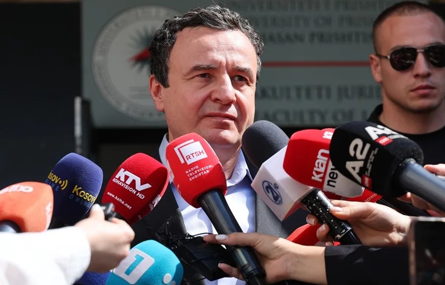 El Primer Ministro en funciones de Kosovo y líder del partido Vetevendosje (LVV), Albin Kurti, se dirige a los medios de comunicación