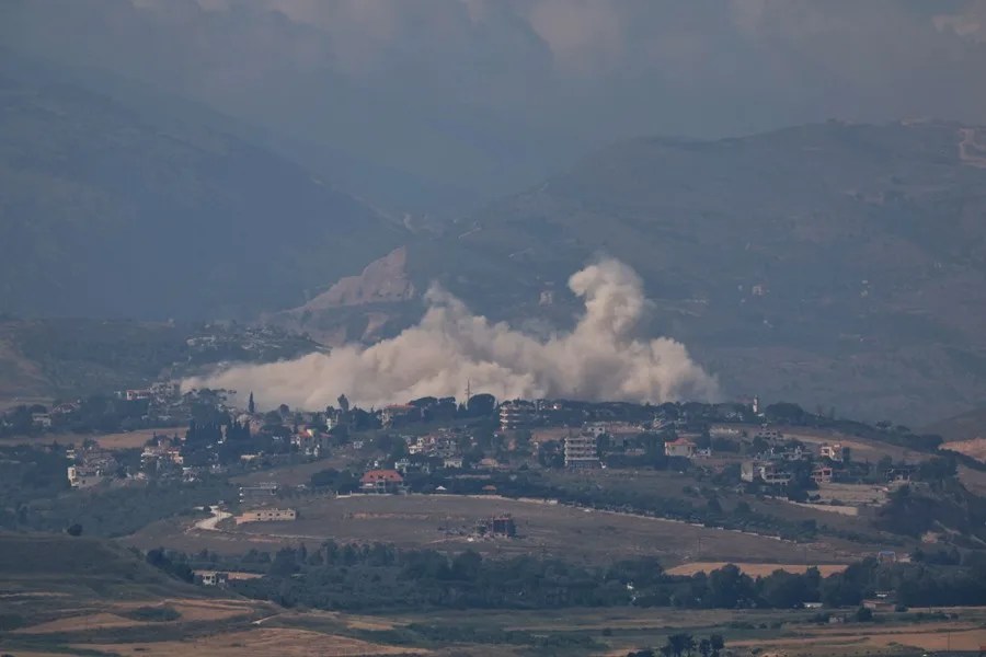 El humo se eleva tras un ataque israelí en el sur del Líbano, visto desde el lado israelí de la frontera en la Alta Galilea, al norte de Israel, el 1 de junio de 2026. EFE/EPA/ATEF SAFADI
