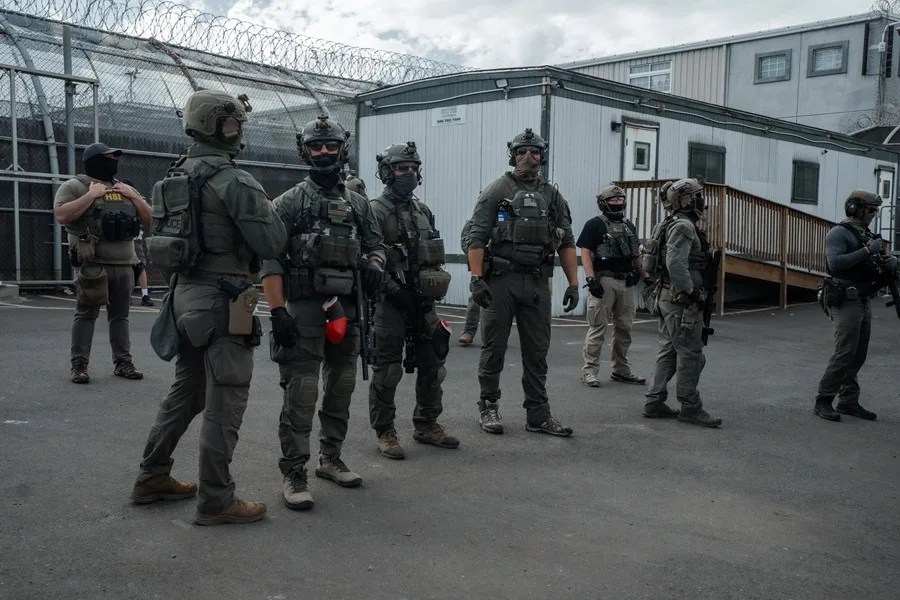 Fotografía de archivo de agentes del Servicio de Inmigración y Control de Aduanas (ICE) frente al centro de detención Delaney Hall durante una protesta en Newark, Nueva Jersey, EE.UU. EFE/EPA/OLGA FEDOROVA