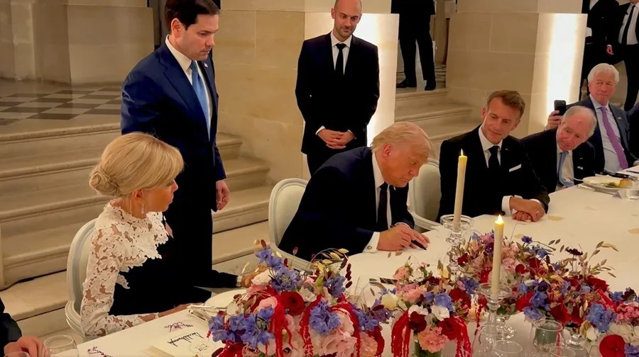 Captura de un video difundido en la cuenta en X @Scavino47 del asesor presidencial Dan Scavino del presidente de Estados Unidos, Donald Trump, firmando el acuerdo con Irán junto a su homólogo de Francia Emmanuel Macron este miércoles, en el Palacio de Versalles (Francia).