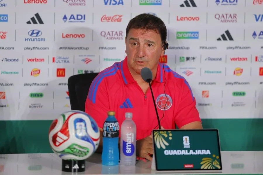 El seleccionador de Colombia, Nestor Lorenzo, habla durante una rueda de prensa este lunes, en el estadio Akron en Guadalajara (México). EFE/ Francisco Guasco