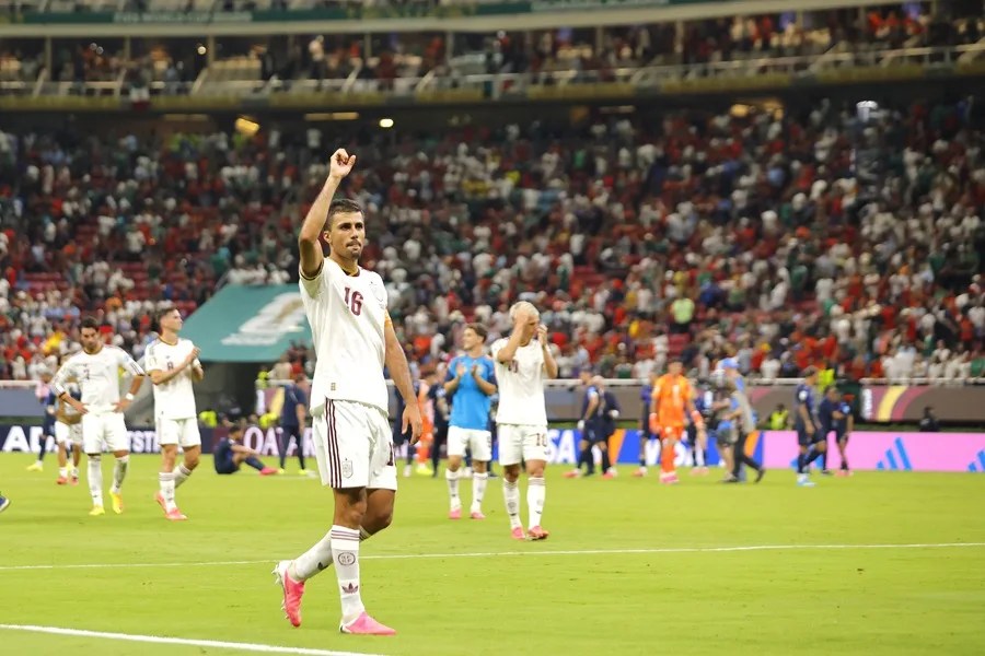 Rodri Hernández de España celebra este viernes, al finalizar un partido del grupo H del Mundial de la FIFA 2026 entre Uruguay y España en el estadio Akron en Guadalajara (México). EFE/ Francisco Guasco