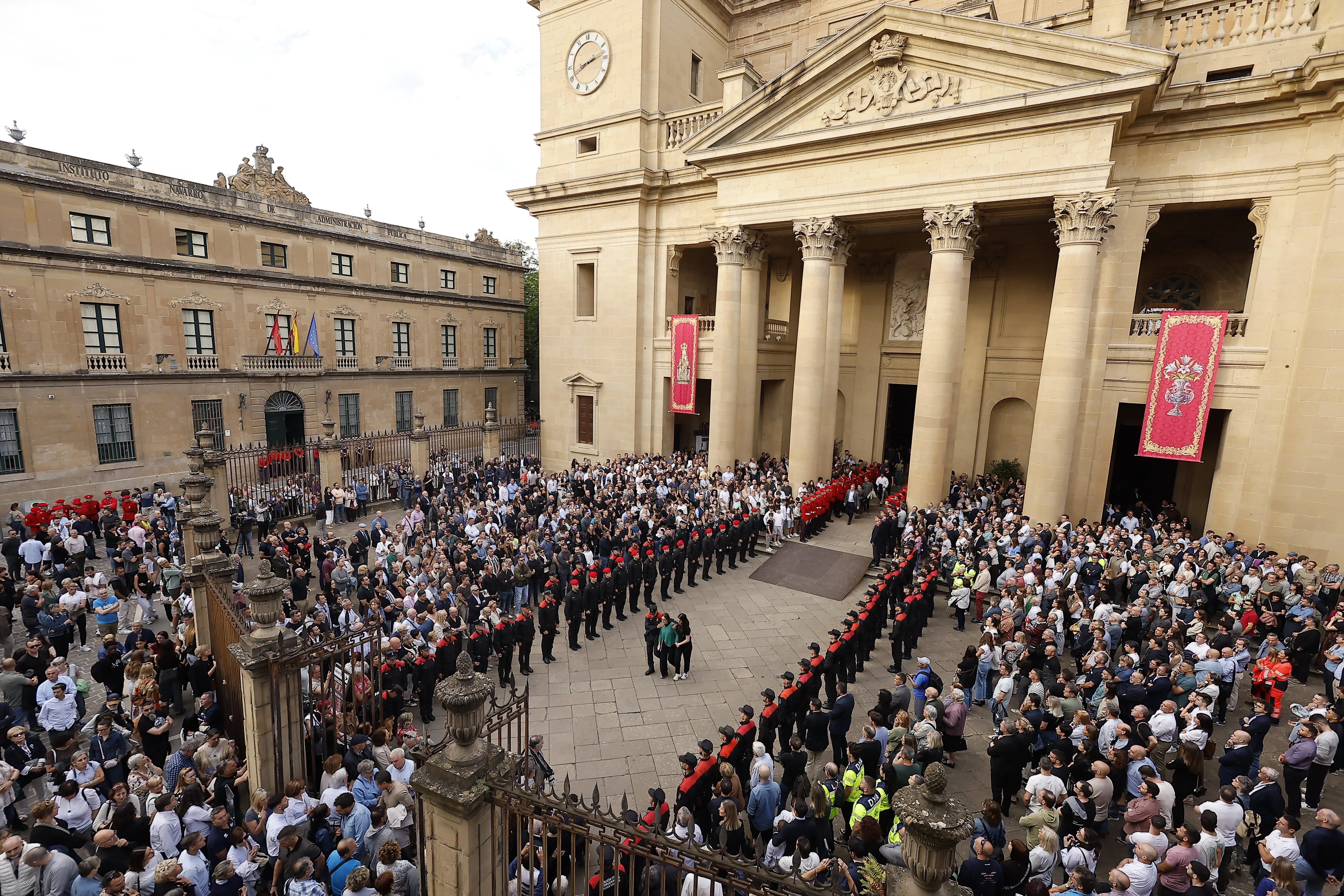 La Catedral de Pamplona ha acogido este viernes una multitudinaria y emotiva despedida a los cinco policías forales muertos en un accidente de tráfico en Elgoibar.