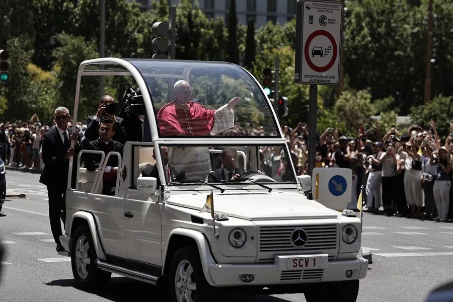 El papa León XIV saluda a los fieles en su recorrido por el centro de Madrid