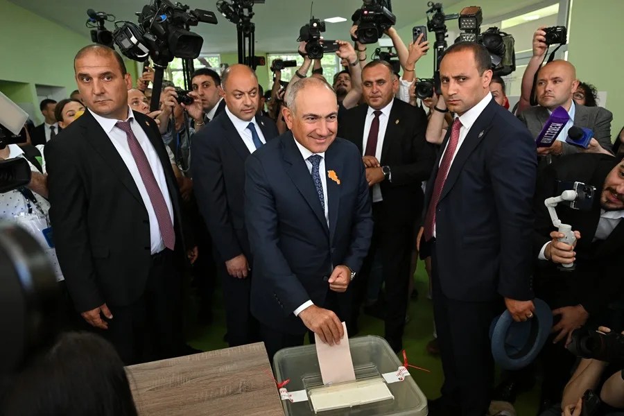 El primer ministro armenio, Nikol Pashinián, vota este domingo en las elecciones parlamentarias.