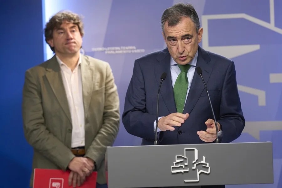 Los líderes del PNV, Aitor Esteban (d), y del PSE-EE, Eneko Andueza, han comparecido juntos en Vitoria, después de semanas de tensiones y desencuentros, para presentar una proposición de ley dirigida a agilizar las inversiones de interés prioritario en Euskadi. EFE/Adrián Ruiz-Hierro
