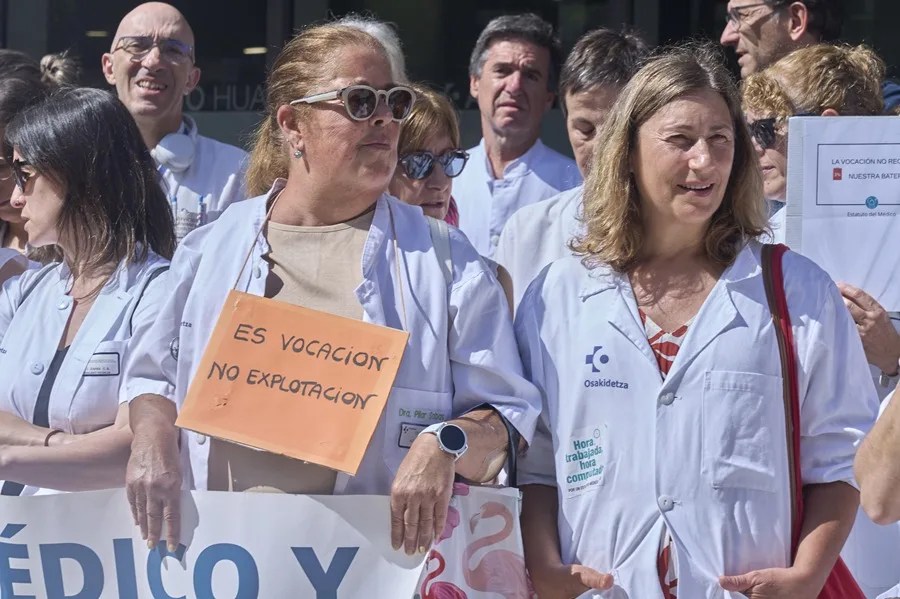 Concentración de Médicos Unidos por sus Derechos en Vitoria, con motivo de la nueva semana de huelgas que llevan a cabo los facultativos. EFE / L. Rico
